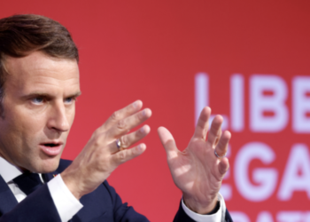 Emmanuel Macron faisant un discours
