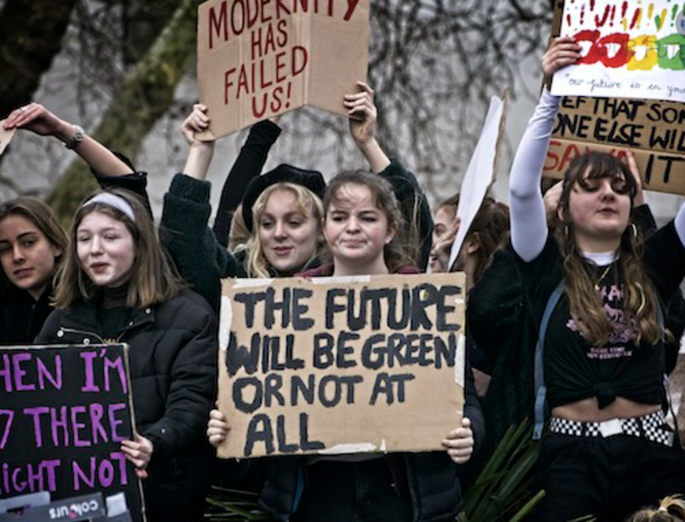 jeunes femmes militant pour le climat