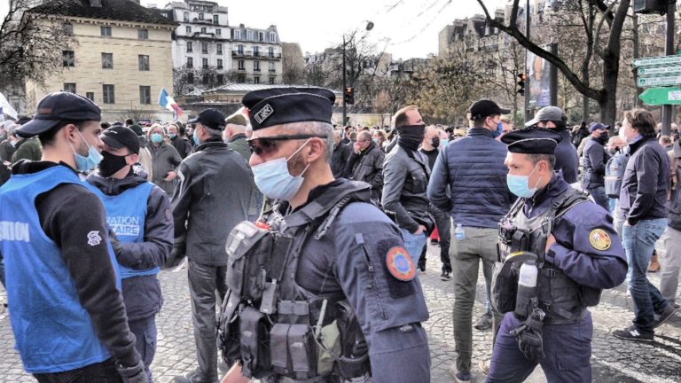 Photos de policiers à la manifestation de Génération Identitaire