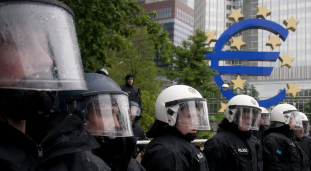 Policiers devant la BCE.