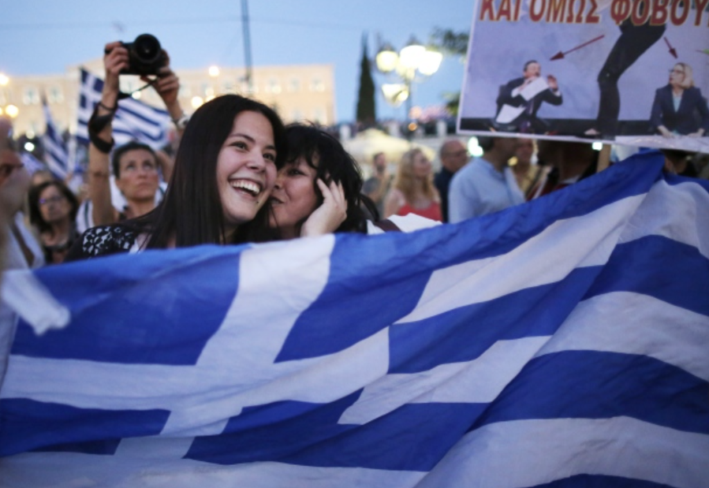 jeunes paradant avec le drapeau grec.