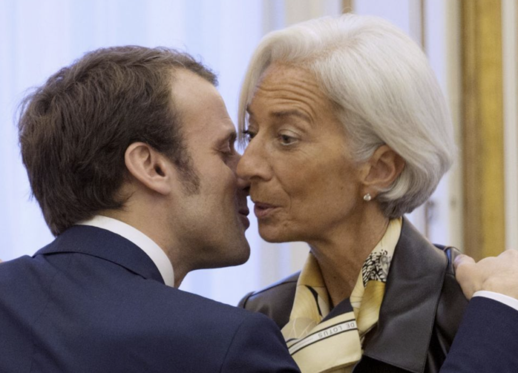 Christine Lagarde faisant la bise à Emmanuel Macron